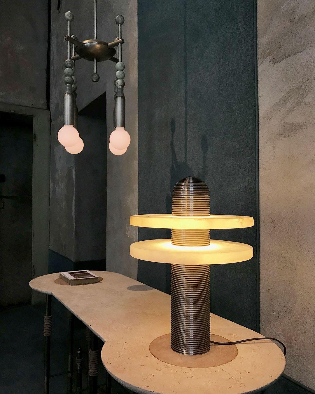 Alabaster_Comet_Table_Lamp_12