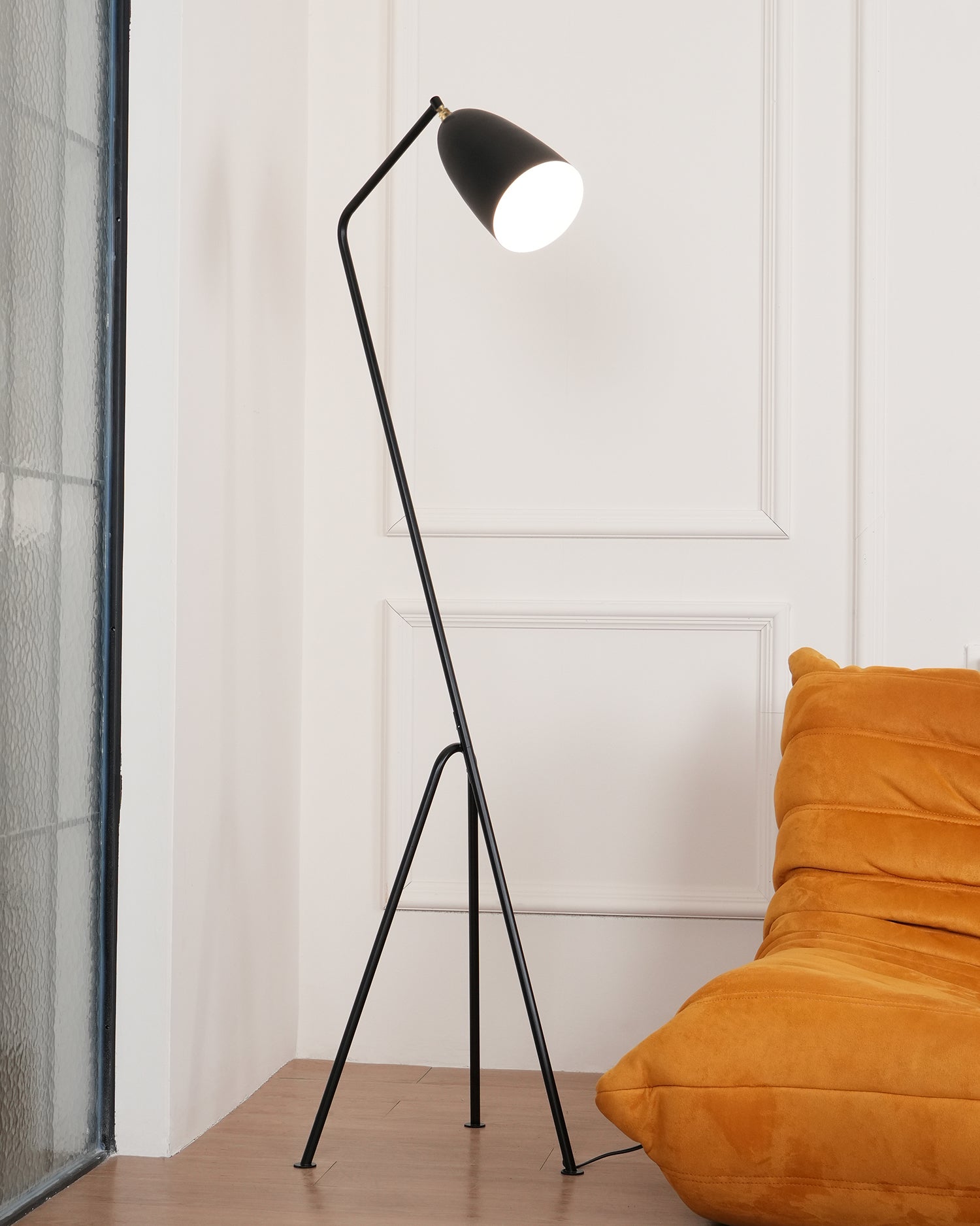 Grasshopper_Floor_Lamp._2_0b596668-5cdd-4f2c-9d82-3f173052de2c