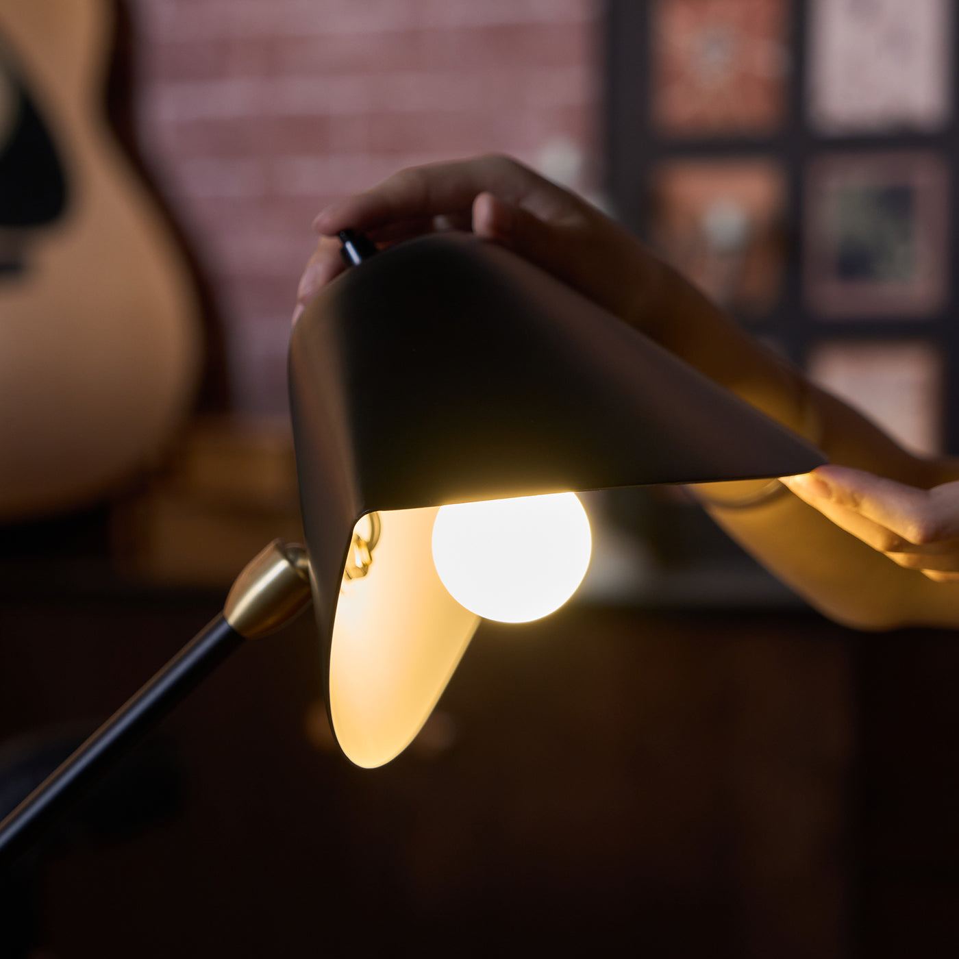 Modern_Tripod_Table_Lamp_10_42c68831-a652-45c7-94c3-145eb2cb046c