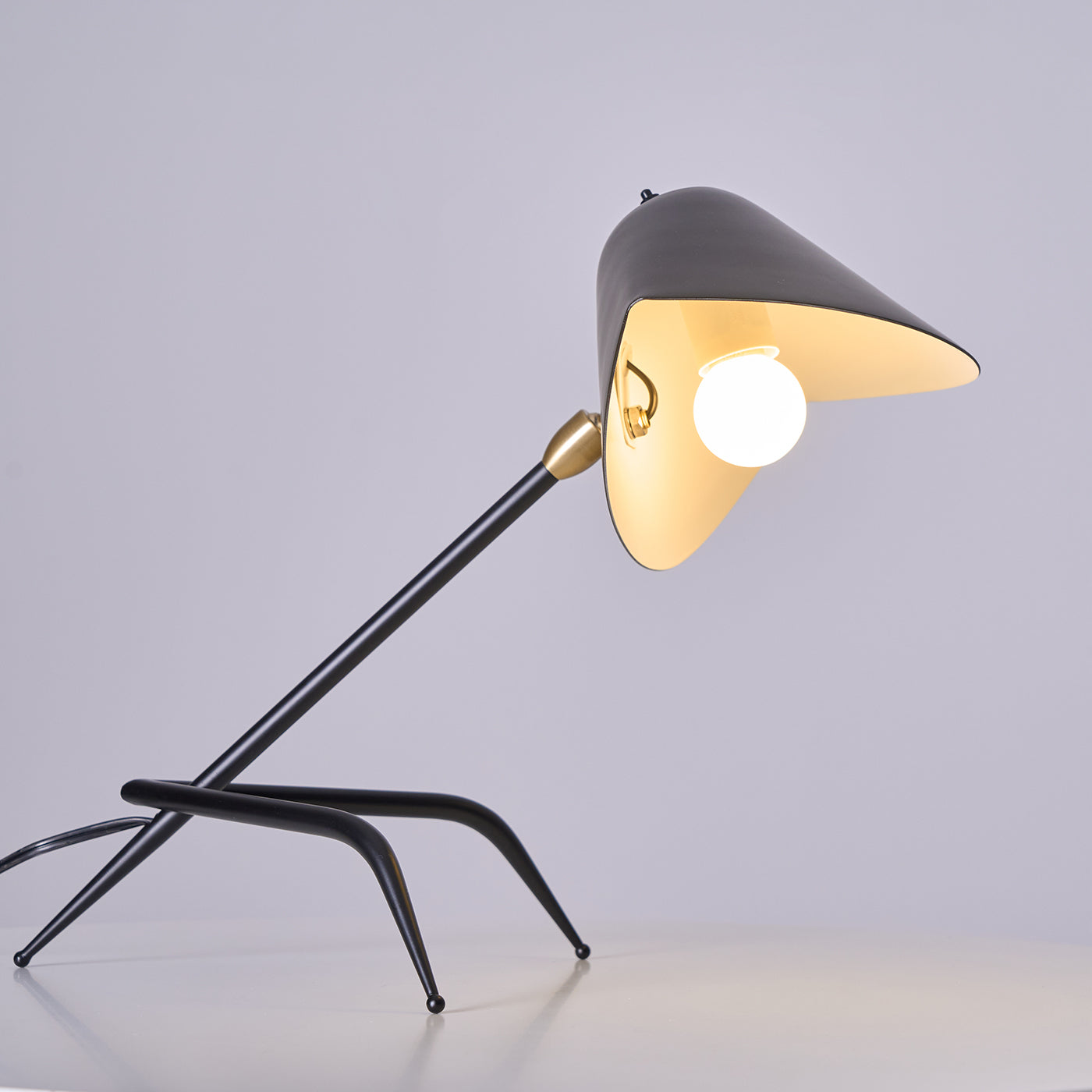 Modern_Tripod_Table_Lamp_17