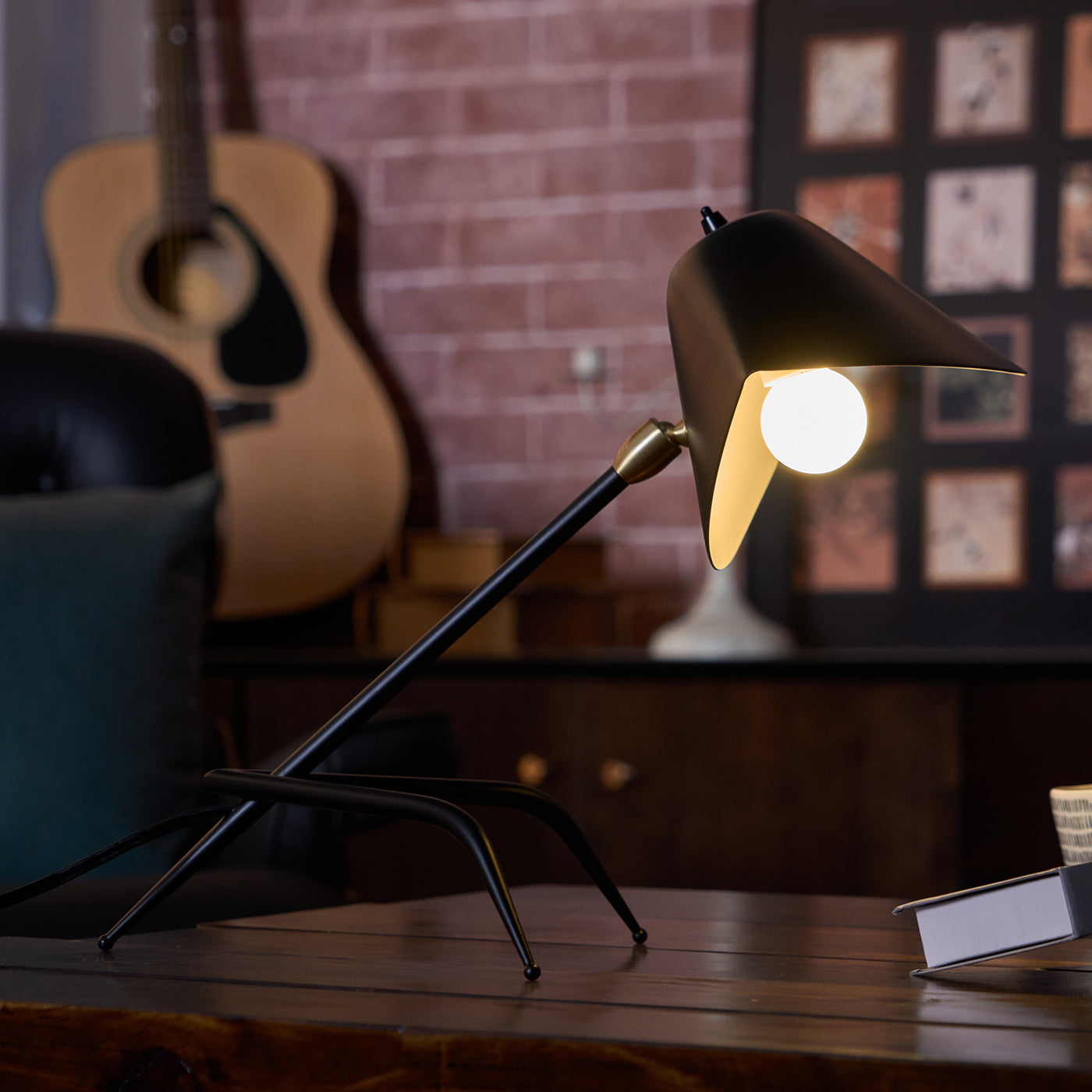 Modern_Tripod_Table_Lamp_1_f0fd3d0d-a8c5-4e88-bf19-fa61a1b74684