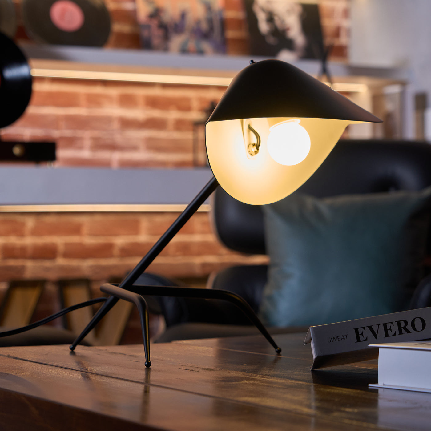 Modern_Tripod_Table_Lamp_2