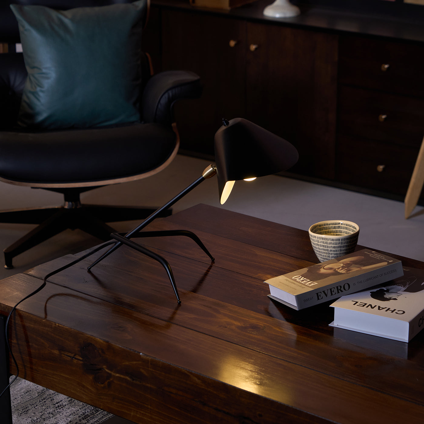 Modern_Tripod_Table_Lamp_3_85683e7f-1397-49ff-b212-e0d432ee0eab