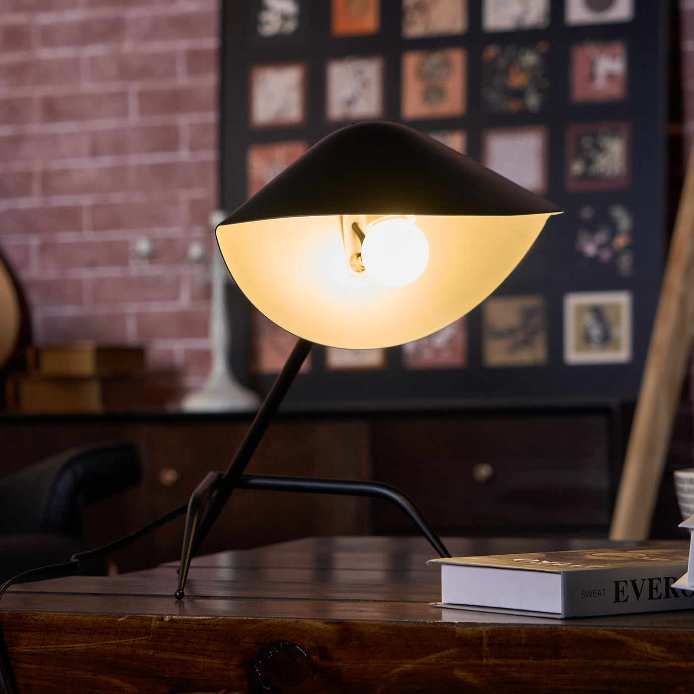 Modern_Tripod_Table_Lamp_4_c3496504-6d06-4b49-8483-7a97bc1b68ba