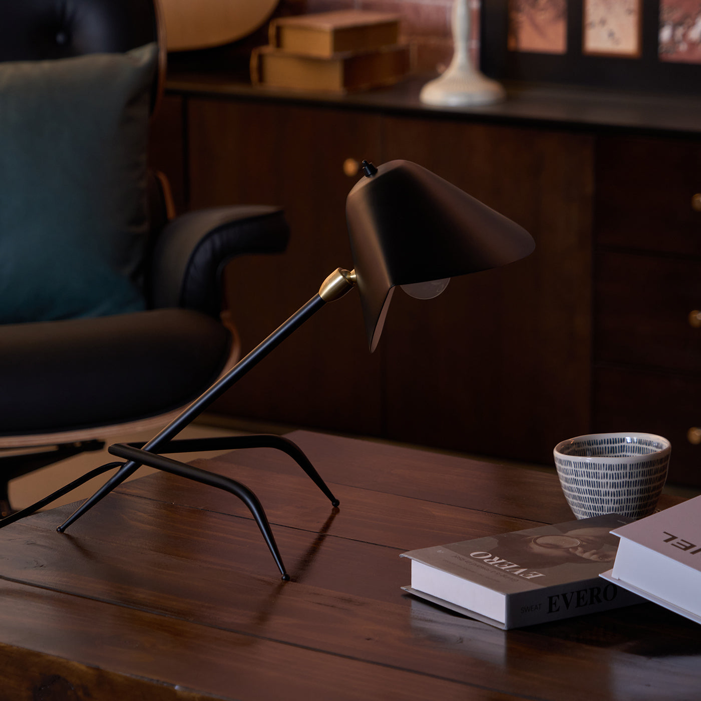 Modern_Tripod_Table_Lamp_5_bbc19d81-5592-4523-9658-ad9e638c56f4