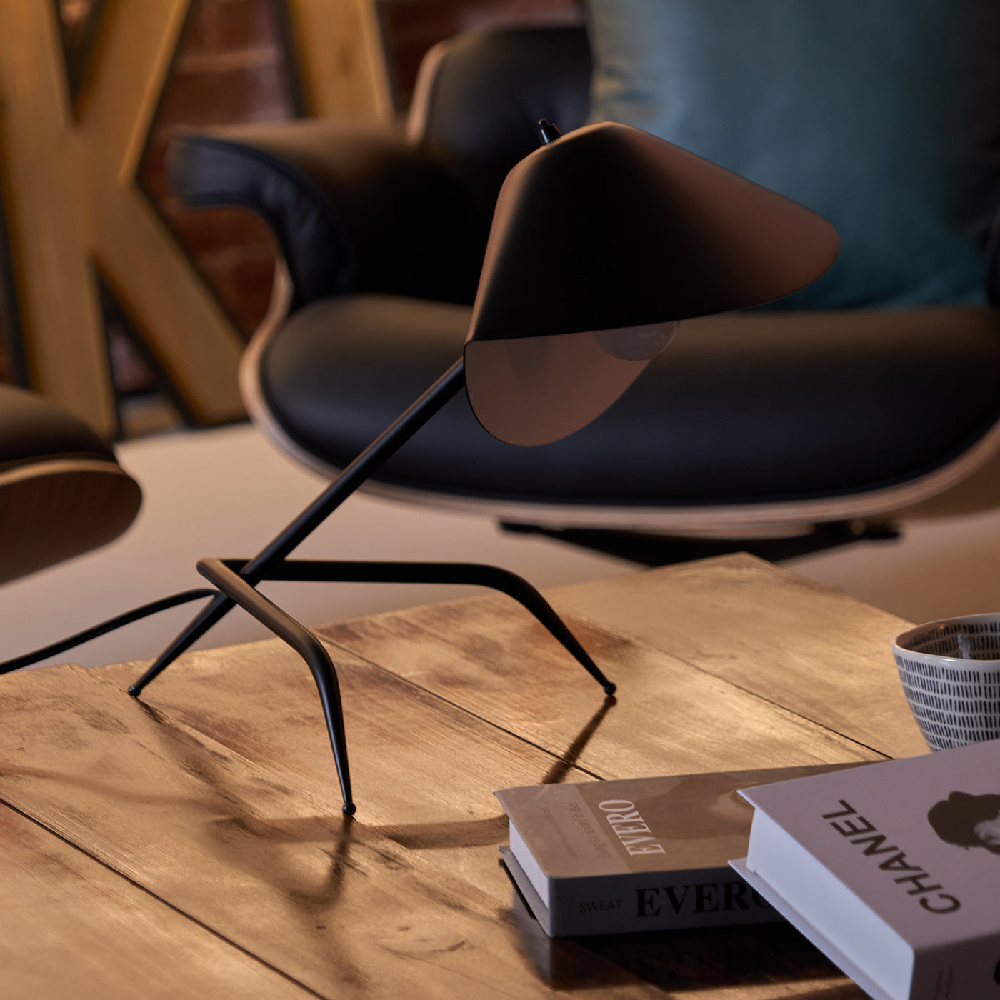 Modern_Tripod_Table_Lamp_7_7cde85c5-e985-4b17-a6e9-d2e17c10bada