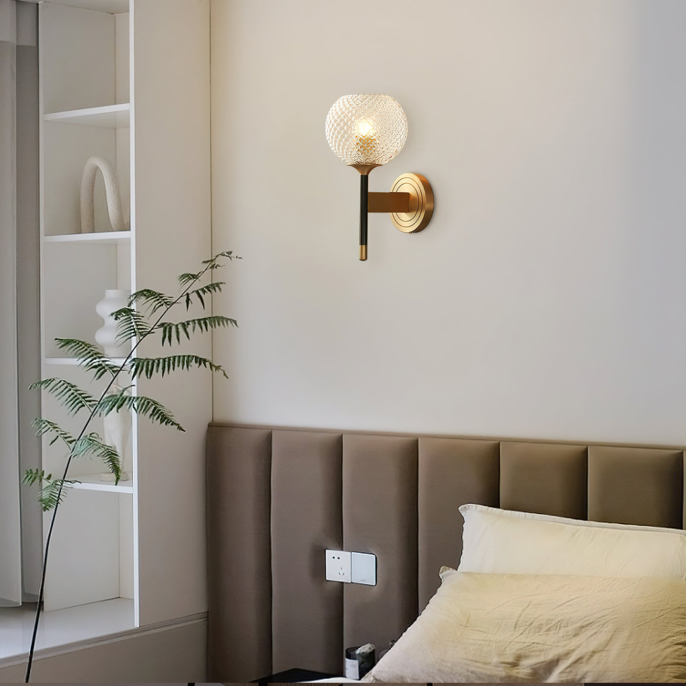 Orrefors_Ball_Brass_Wall_Lamp_3