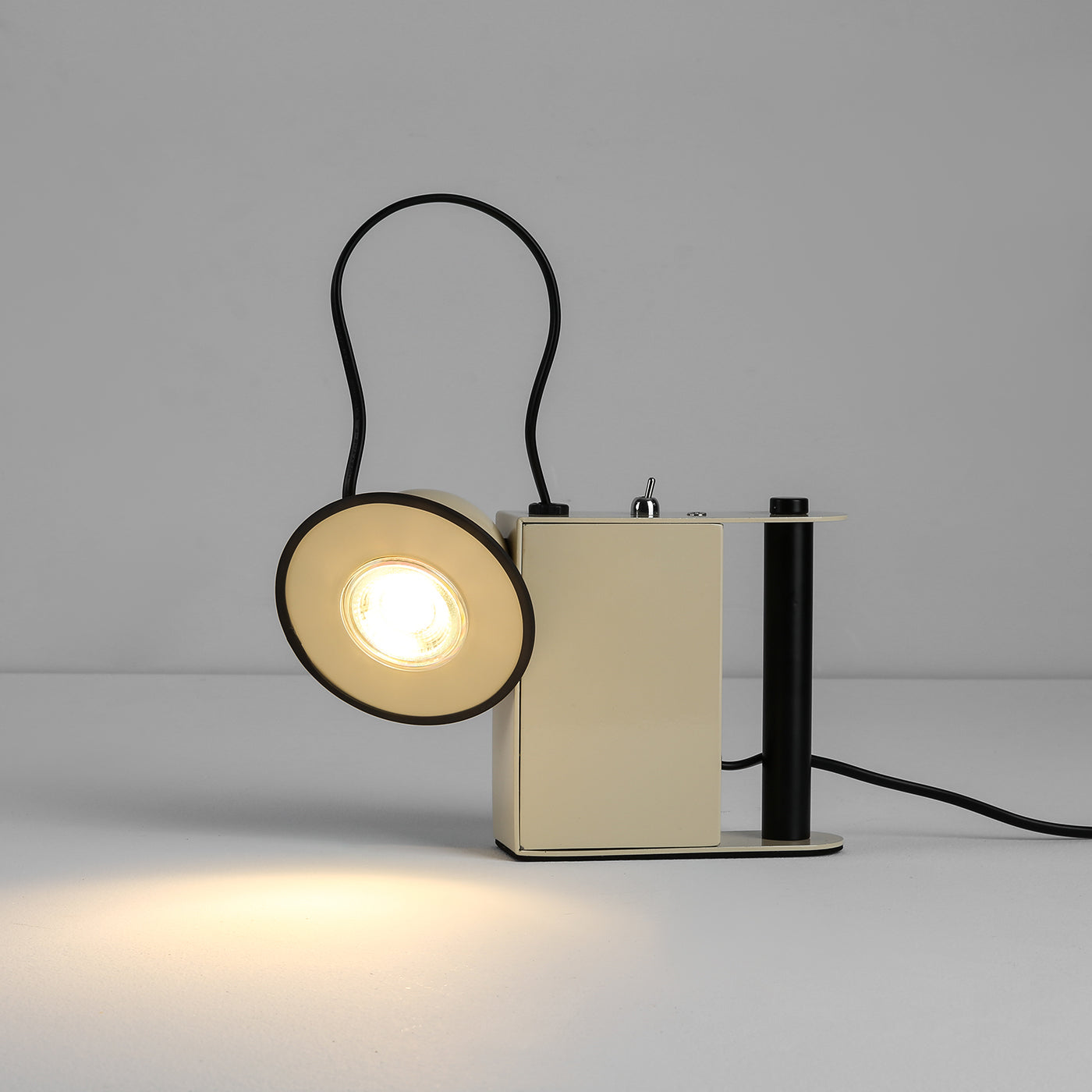Roland_Camera_Table_Light_12_f373f1ab-92d9-4eaa-a2a6-21aedd5eeaf4