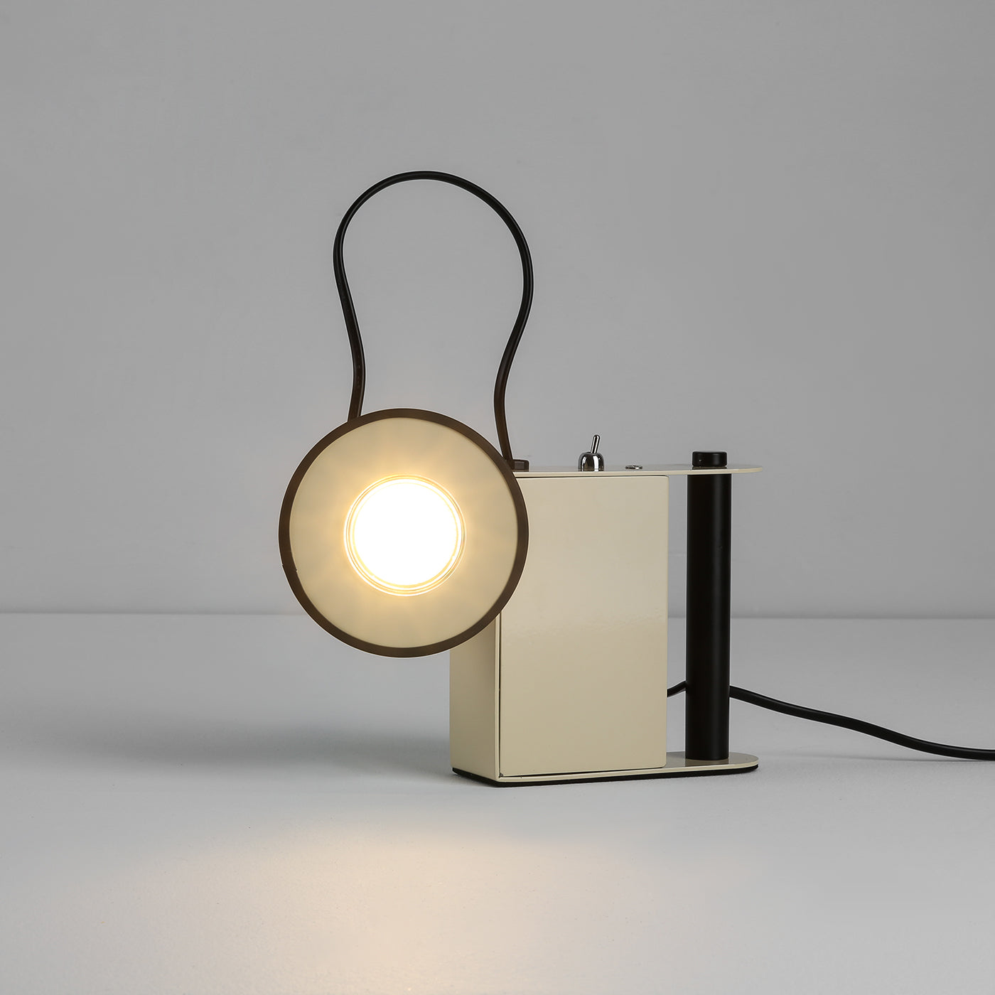 Roland_Camera_Table_Light_13_9942aac3-7540-4fe1-860c-07b3d7cc1b01