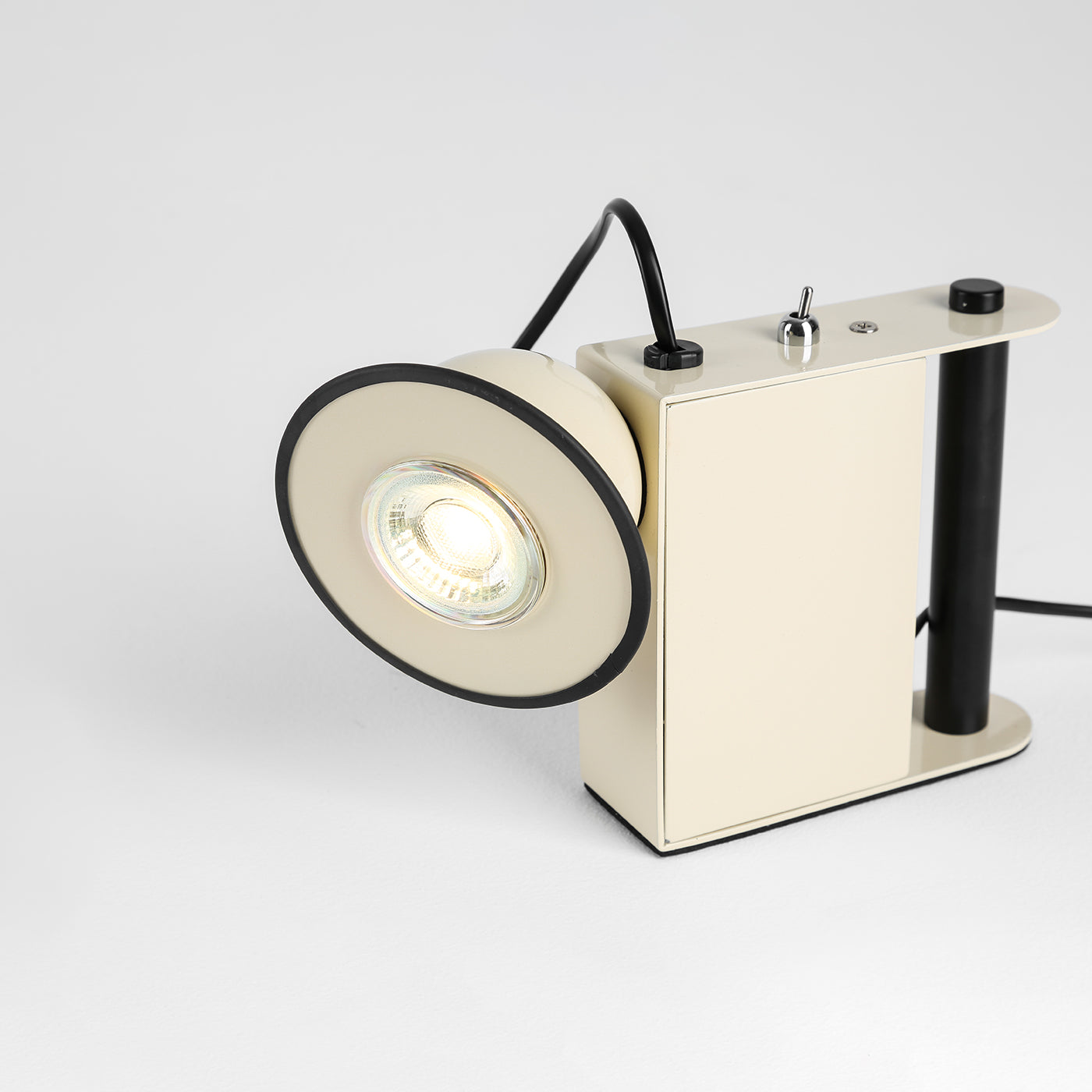 Roland_Camera_Table_Light_14_c7994f23-fa5b-4703-92ca-20fe89df3488