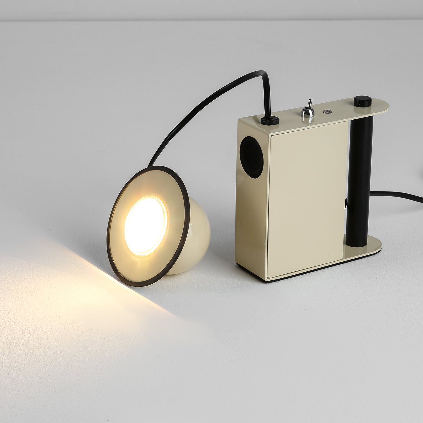 Roland_Camera_Table_Light_1_f9c347e7-3456-4db9-ab20-b61cf8bc48ee