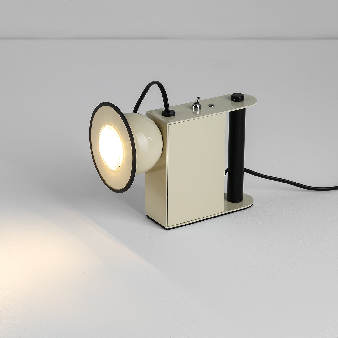 Roland_Camera_Table_Light_3_f7e1dd85-e7dc-4909-8ff7-5755c1f3f71a