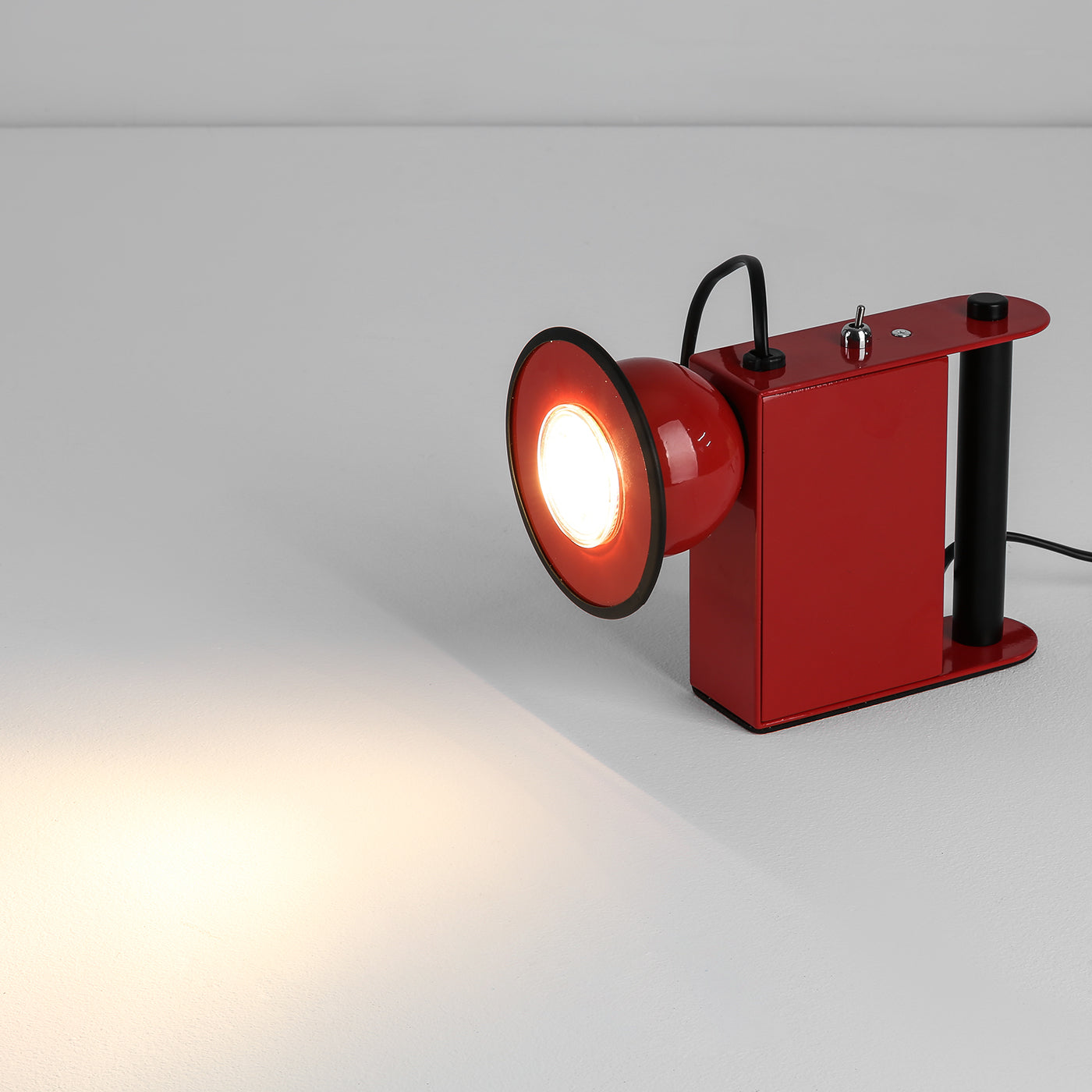 Roland_Camera_Table_Light_6_d6a3709b-9918-4a52-835c-33fc3dc852df