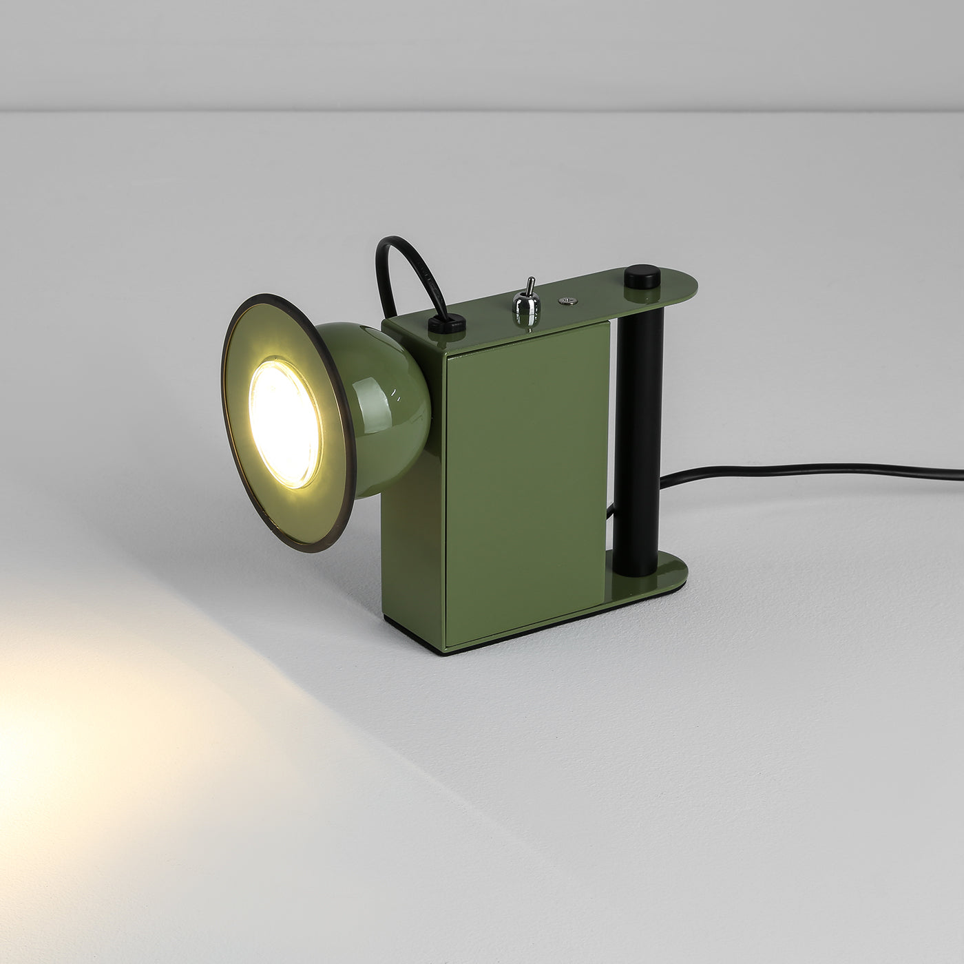 Roland_Camera_Table_Light_8_e1ba80eb-b1d8-4ee5-a649-f2fe6d158bbc