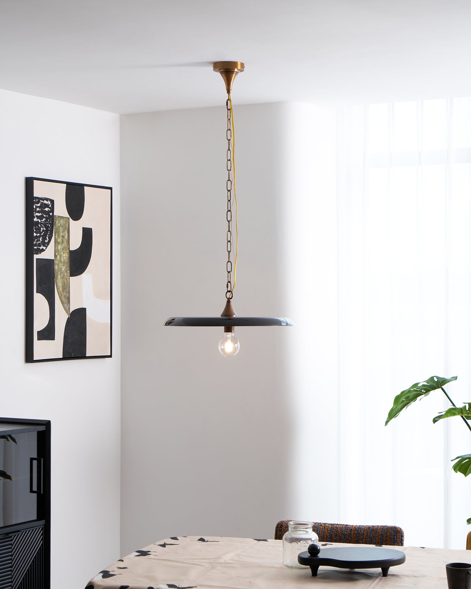 Solara_Disc_Pendant_Lamp_7_47fa1abf-59d8-43db-98c9-a12e13bbfe6b