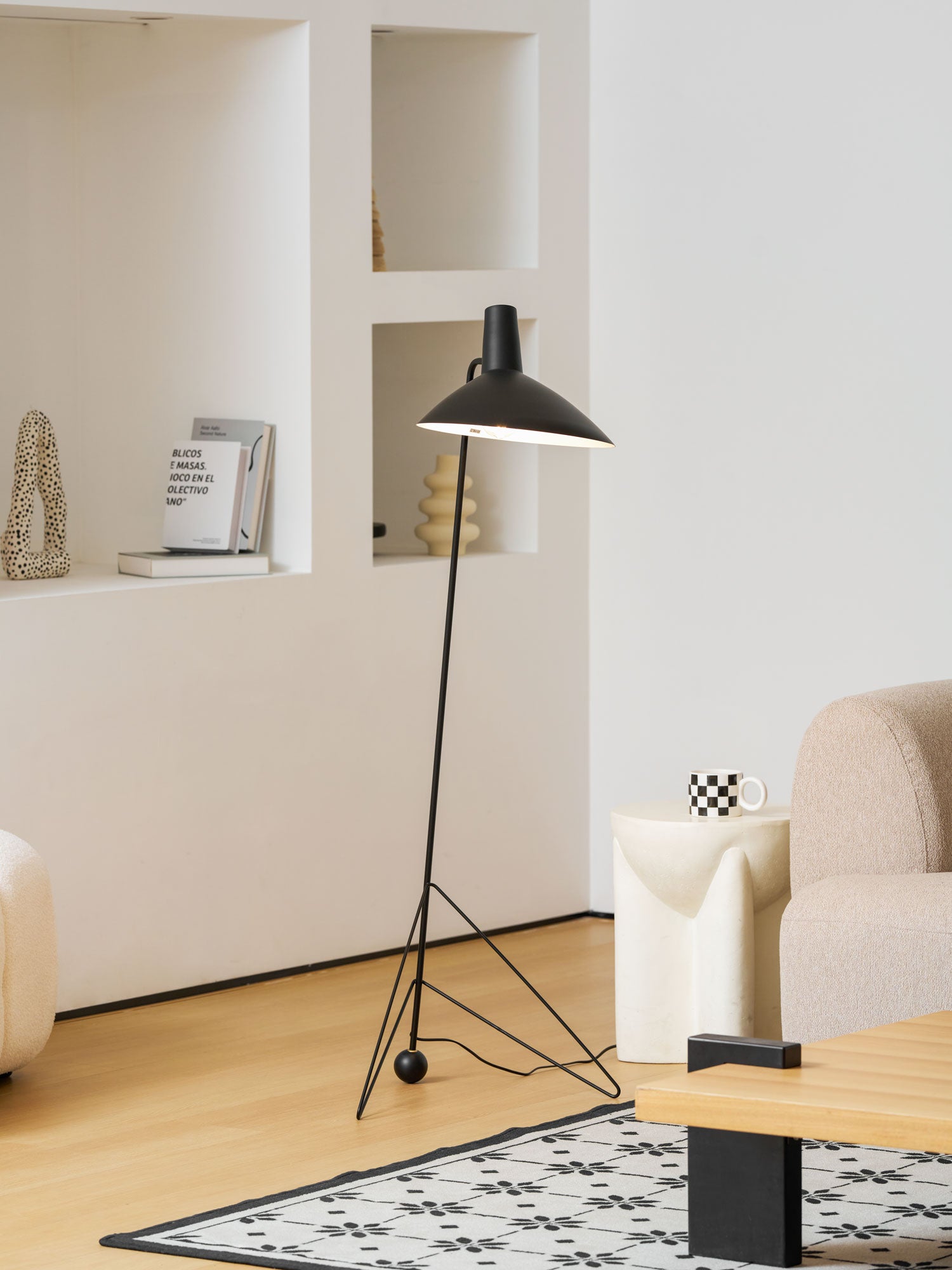 Svelte_-Noir_-Floor-_Lamp-_1