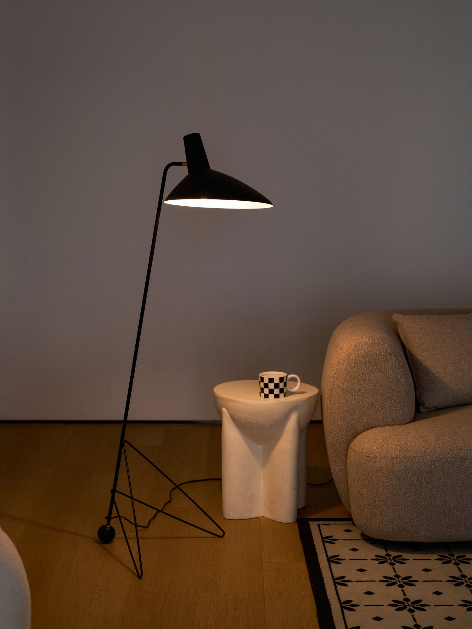 Svelte_-Noir_-Floor-_Lamp-_11