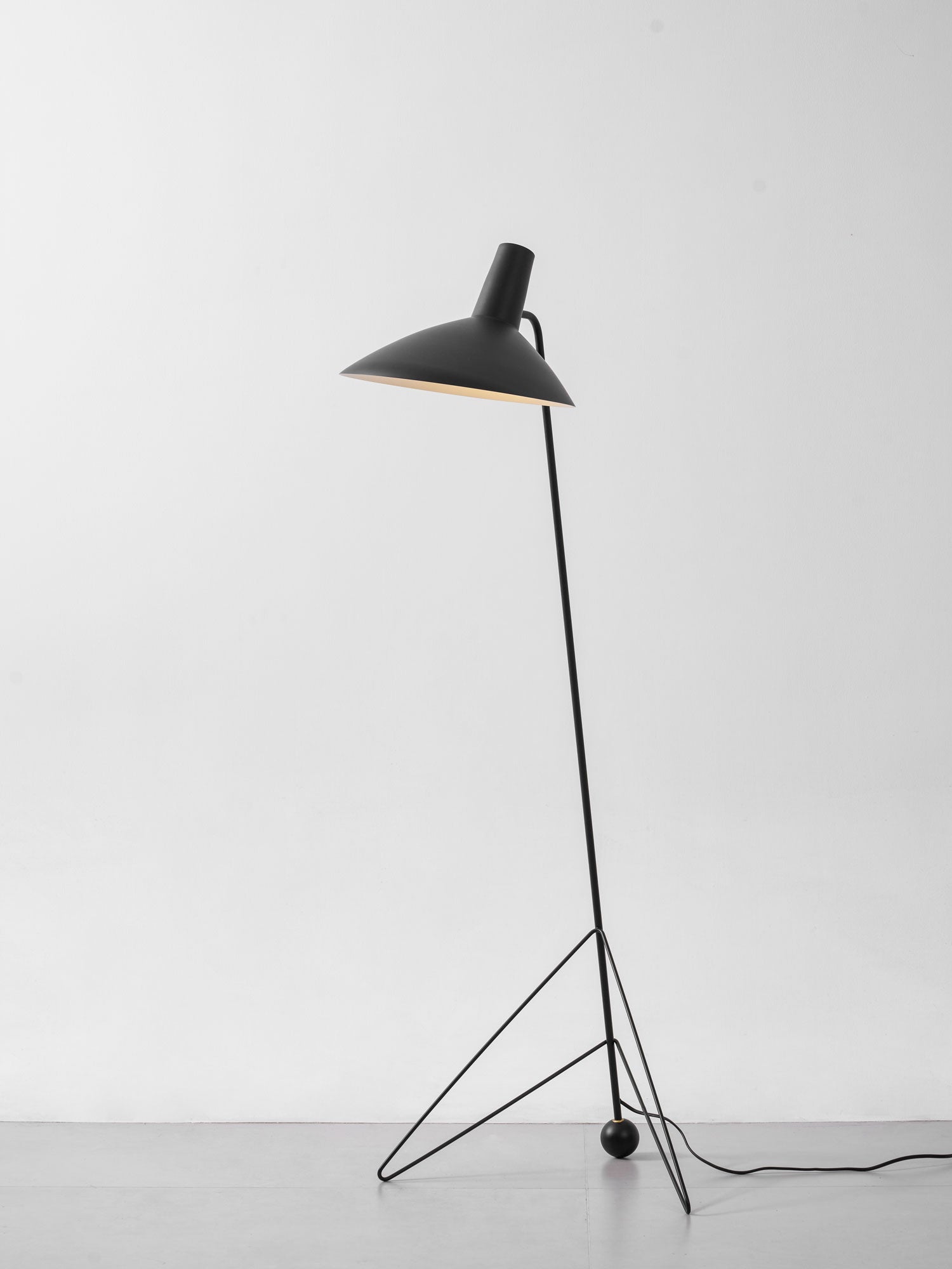 Svelte_-Noir_-Floor-_Lamp-_13