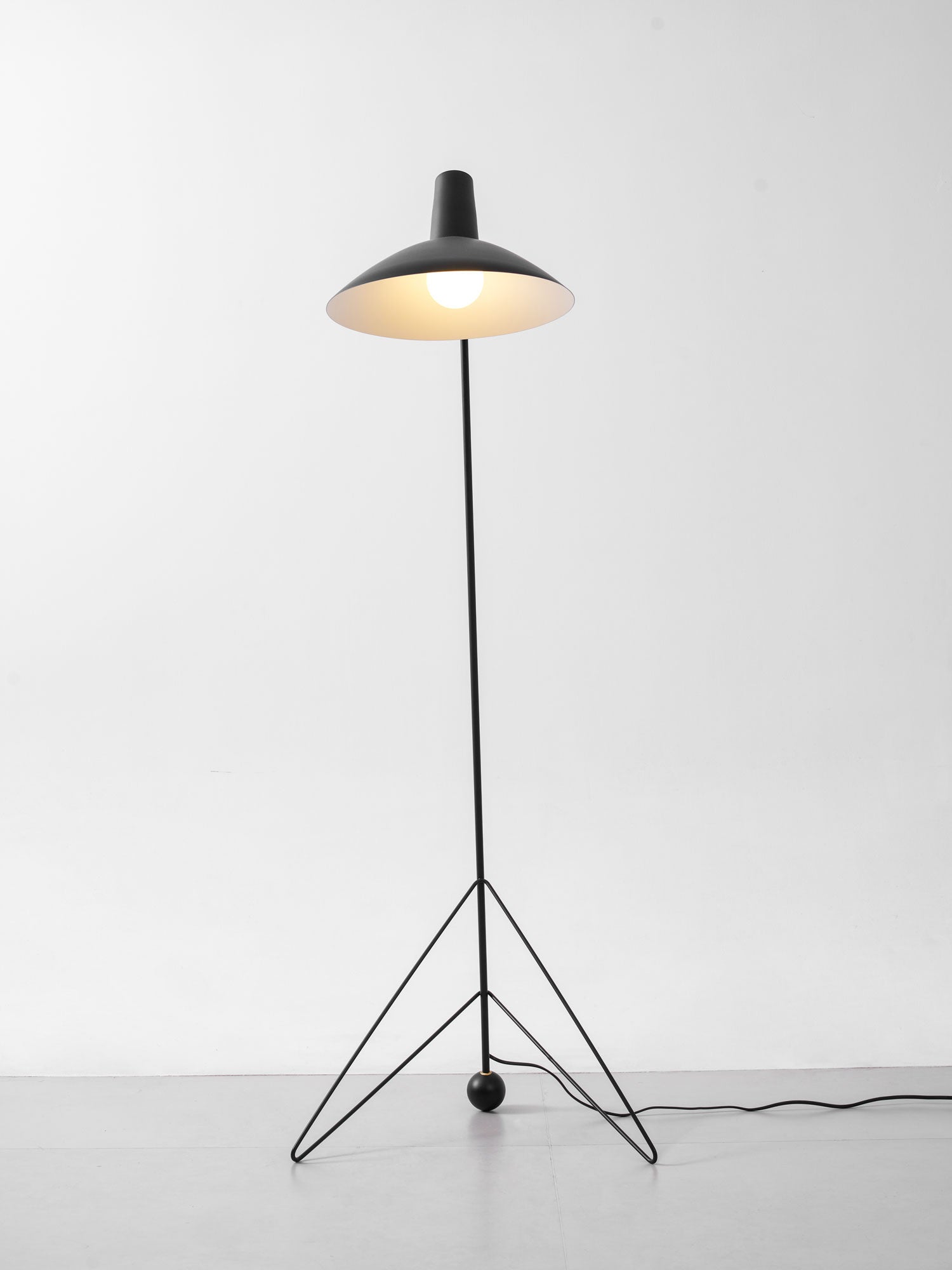 Svelte_-Noir_-Floor-_Lamp-_14