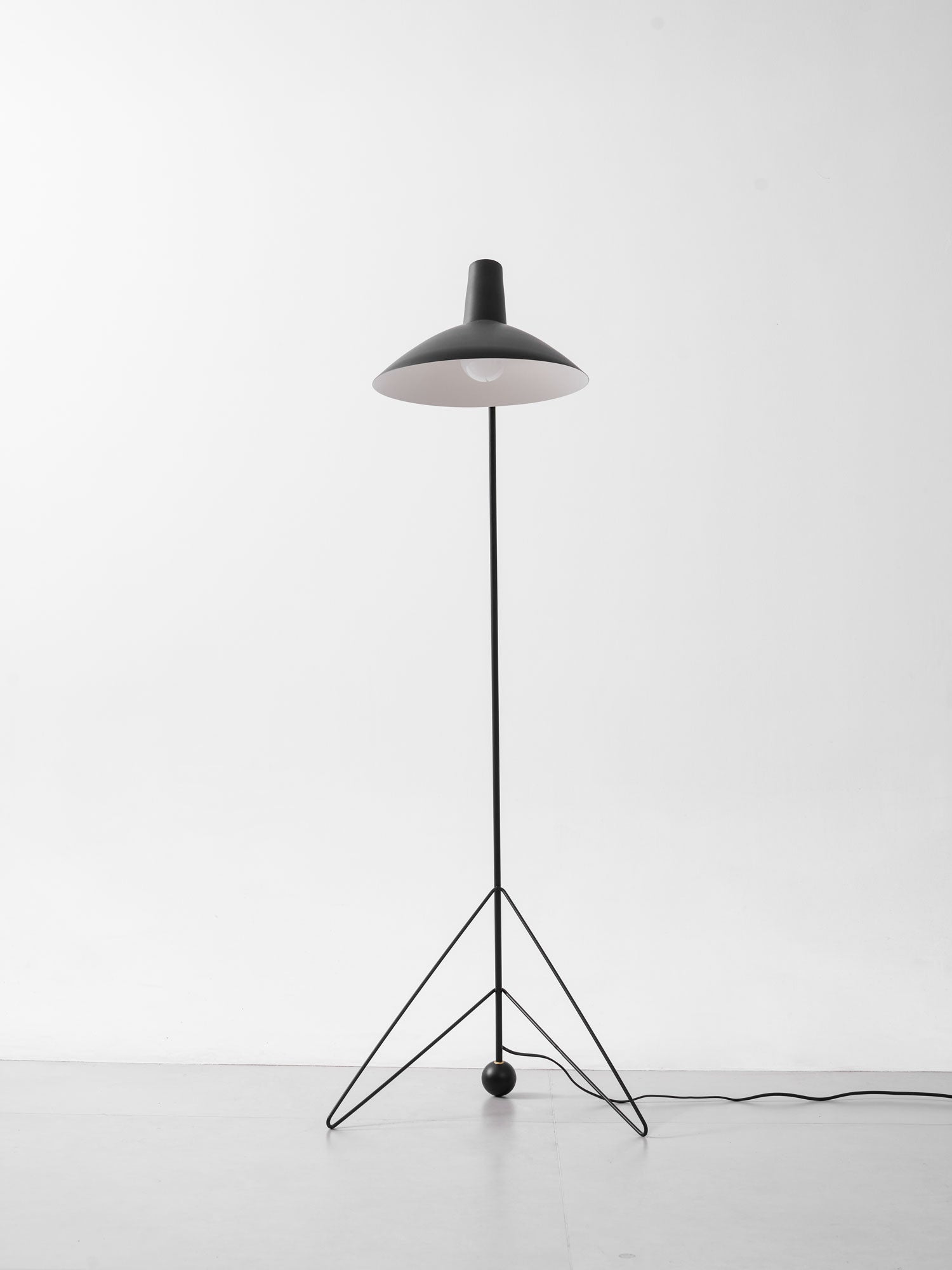 Svelte_-Noir_-Floor-_Lamp-_15