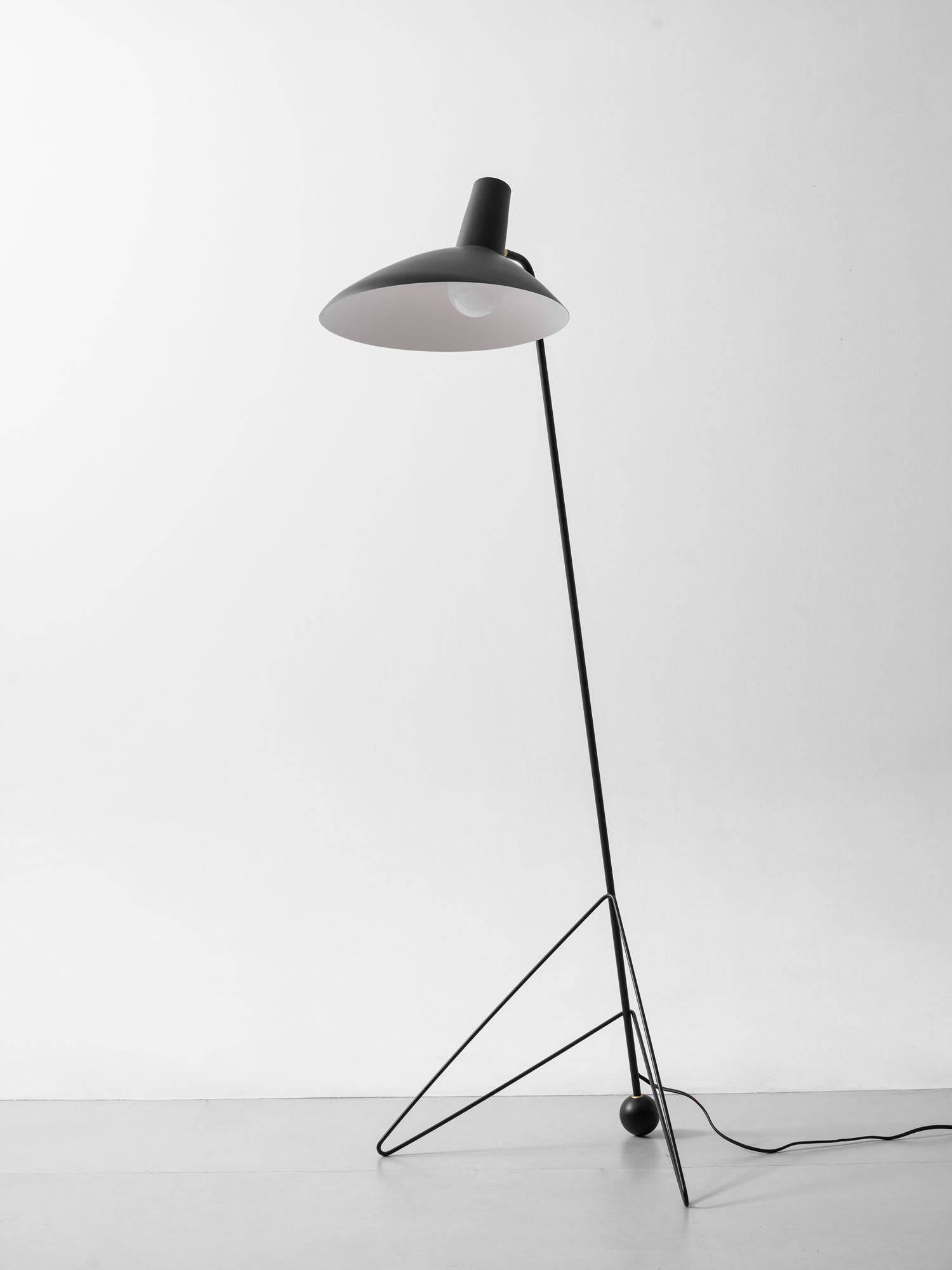 Svelte_-Noir_-Floor-_Lamp-_16