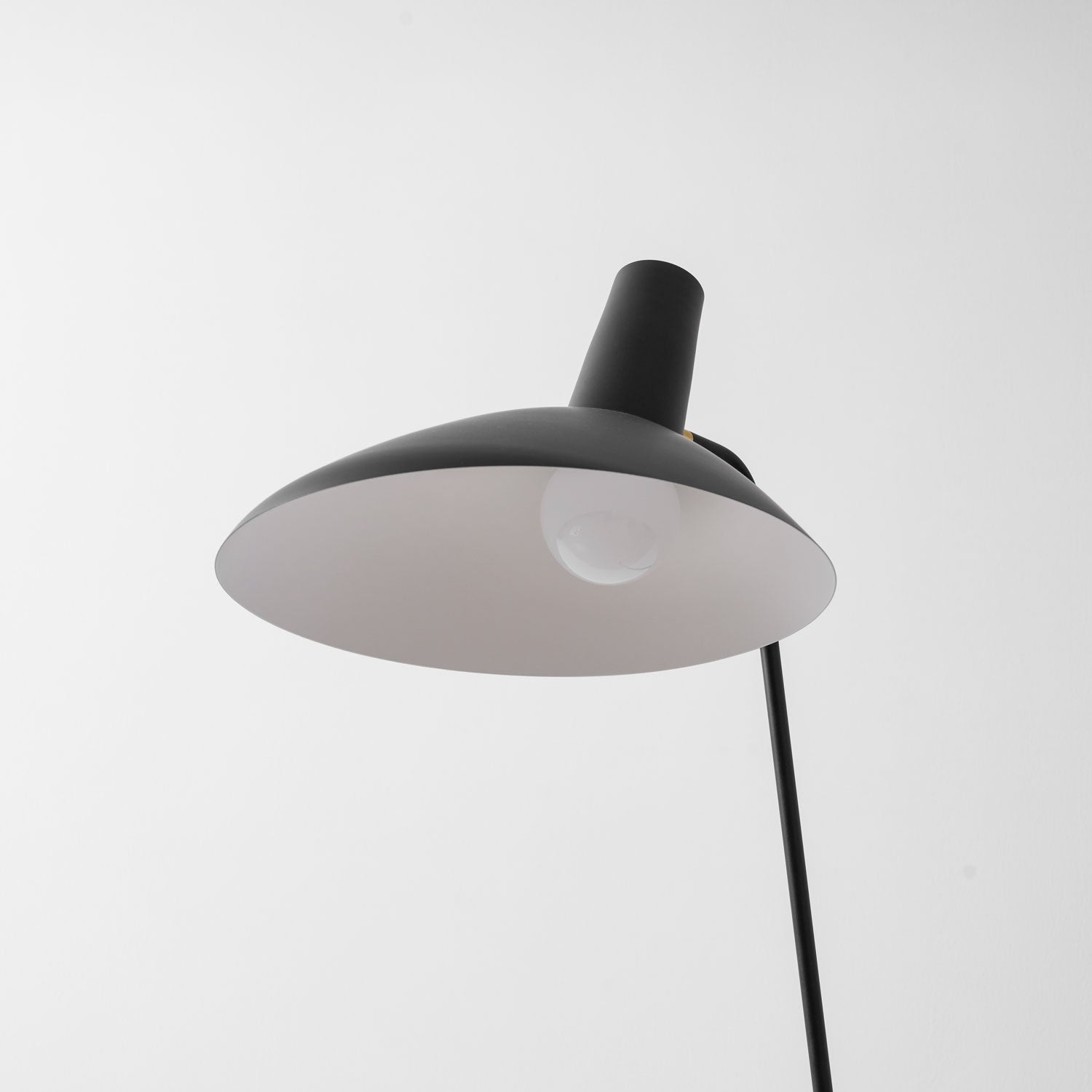 Svelte_-Noir_-Floor-_Lamp-_17