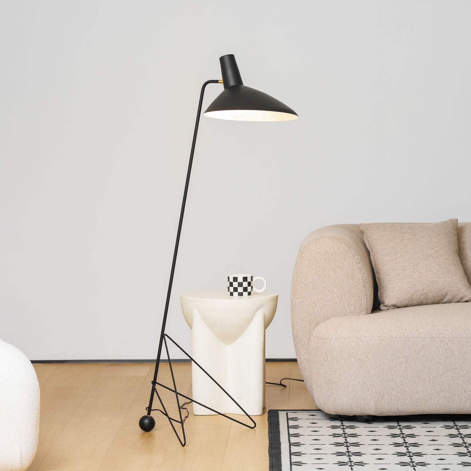 Svelte_-Noir_-Floor-_Lamp-_2