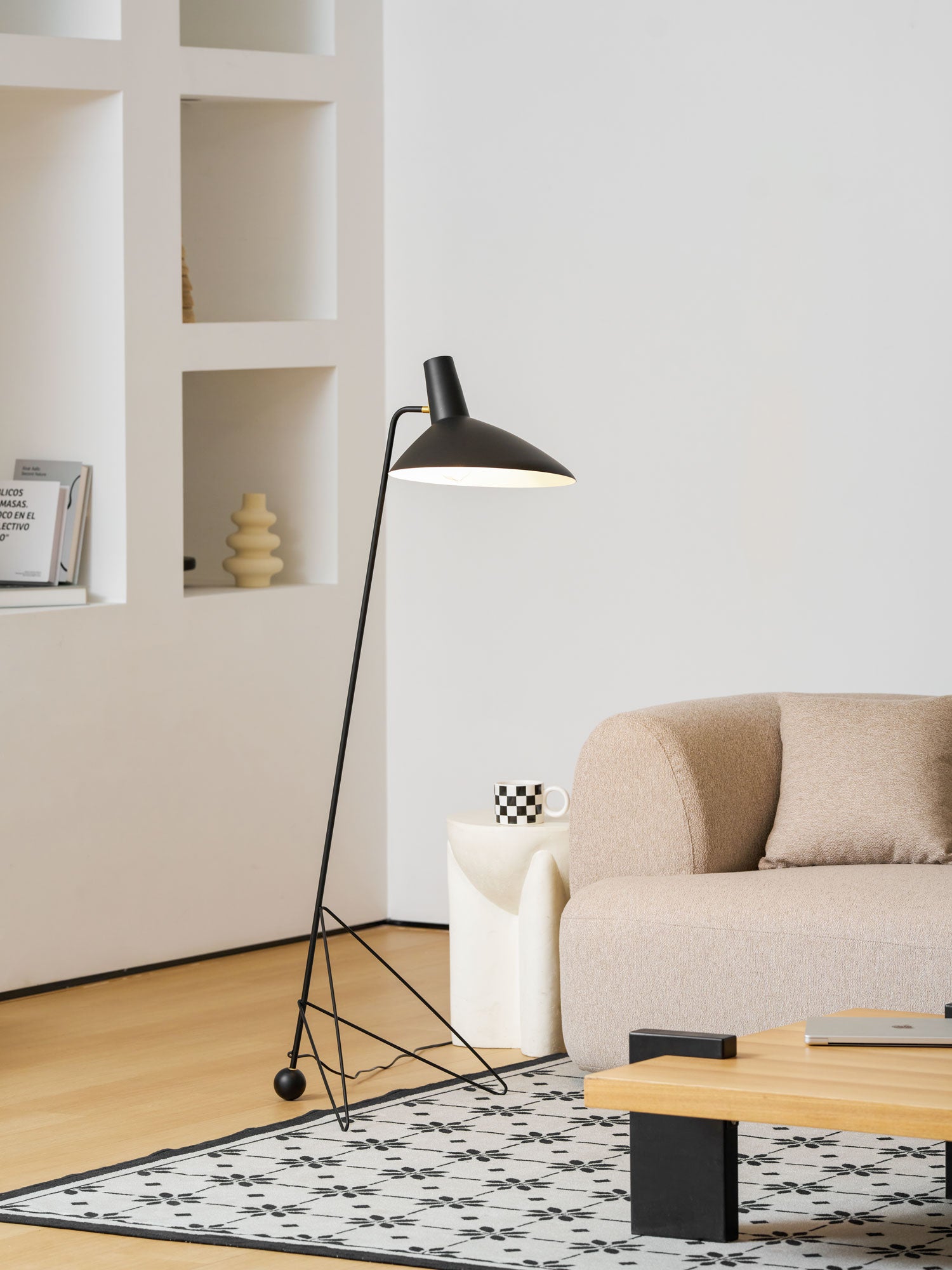 Svelte_-Noir_-Floor-_Lamp-_5