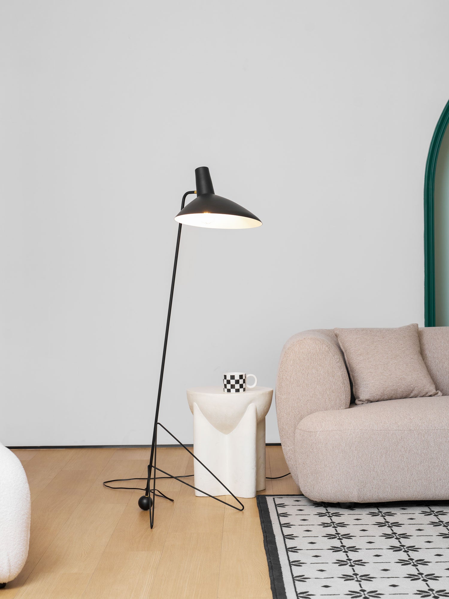 Svelte_-Noir_-Floor-_Lamp-_7