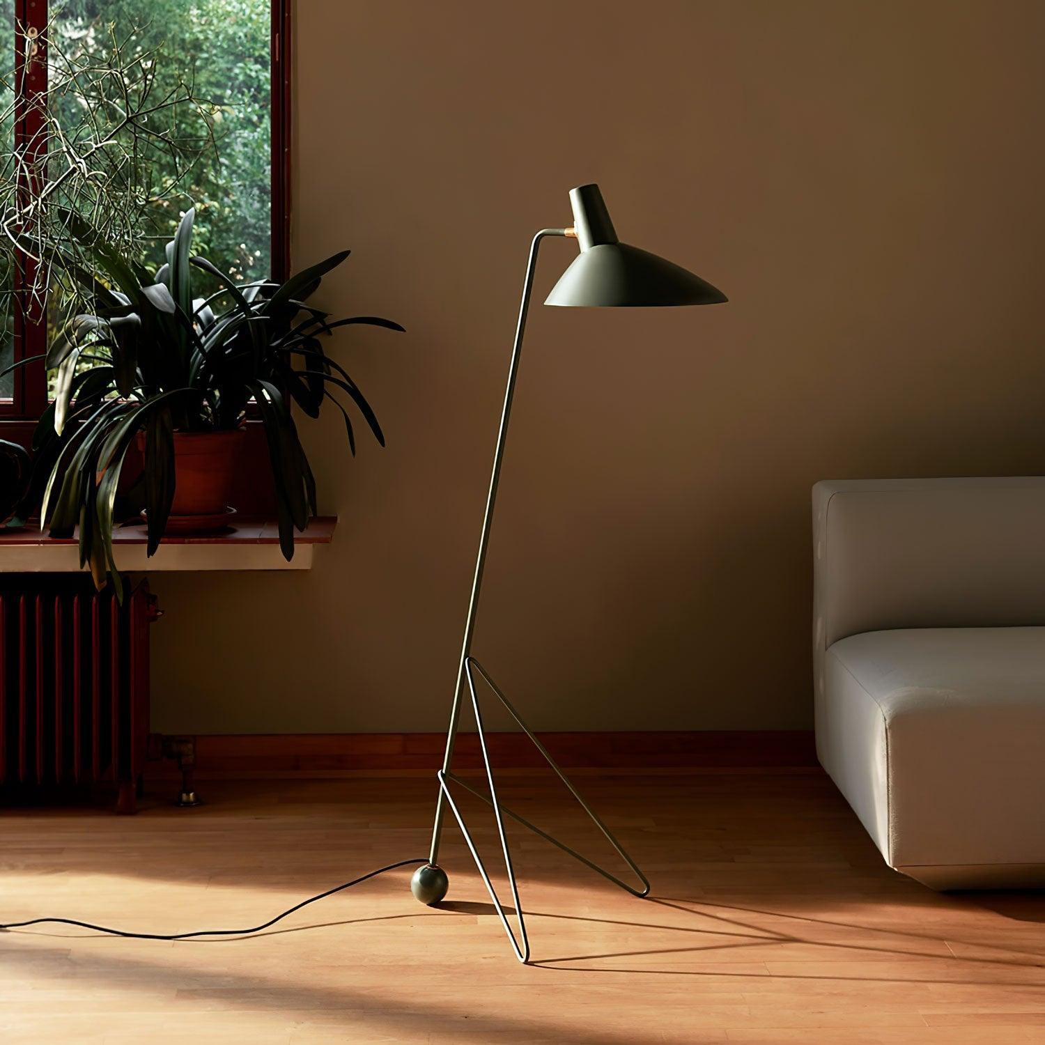 Svelte_Noir_Floor_Lamp_12