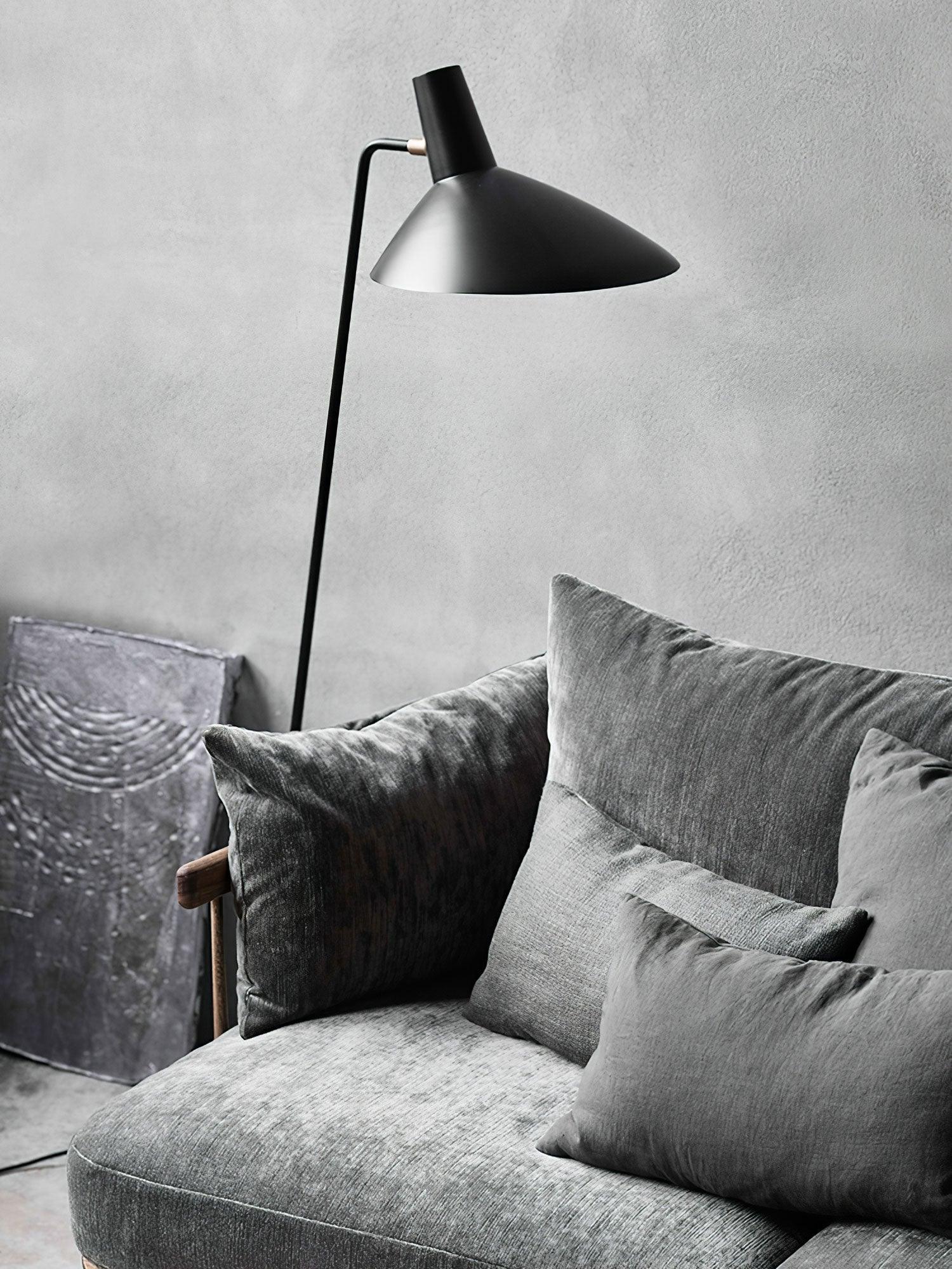 Svelte_Noir_Floor_Lamp_6
